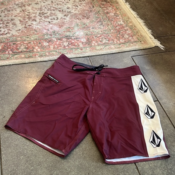 Volcom Board Shorts - Picture 1 of 7
